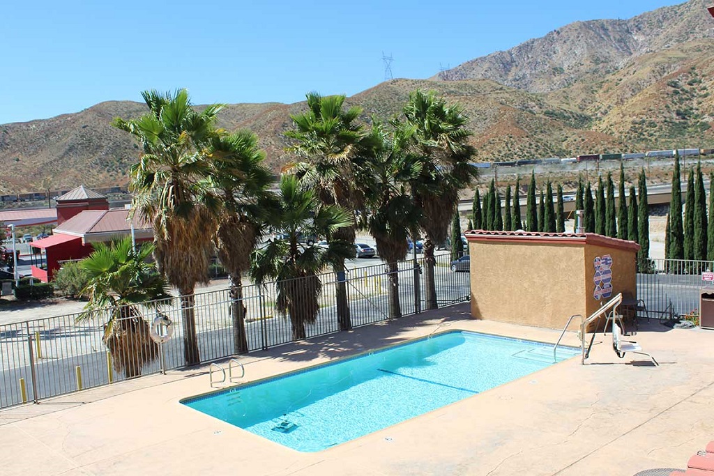 Cajon Pass Inn - Outdoor Pool