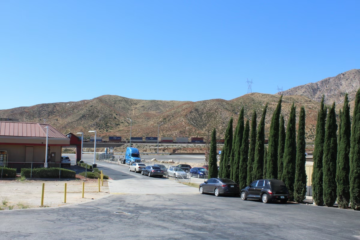 Cajon Pass Inn - Entrance