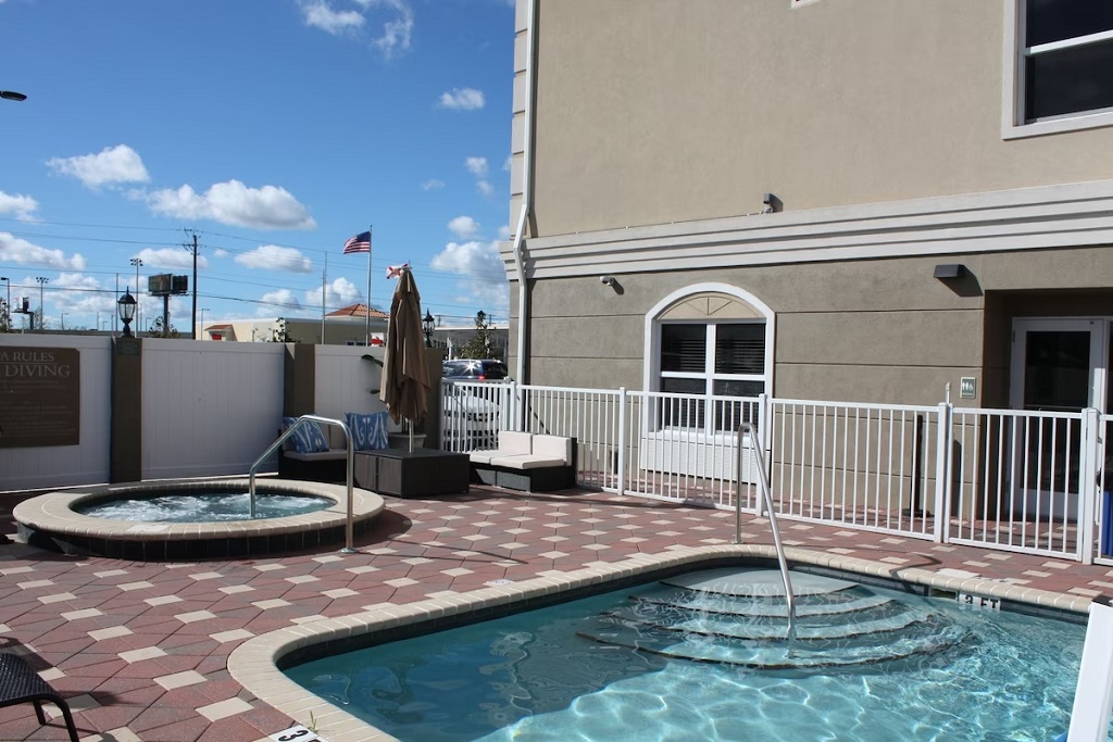 Country Inn & Suites by Radisson, Tampa Airport North - Outdoor Pool