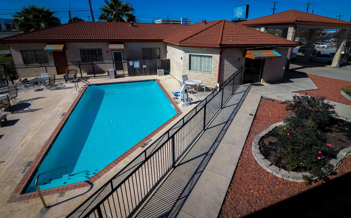 University Inn & Suites - Outdoor Pool