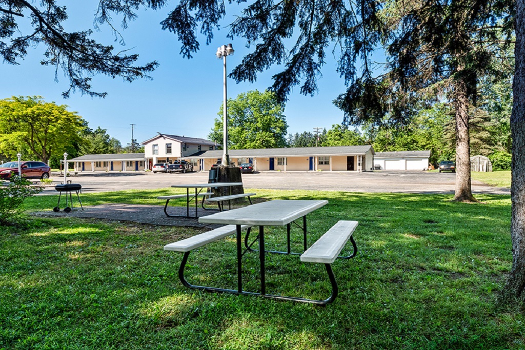 Americas Best Value Inn Jonesville - BBQ/Picnic Area