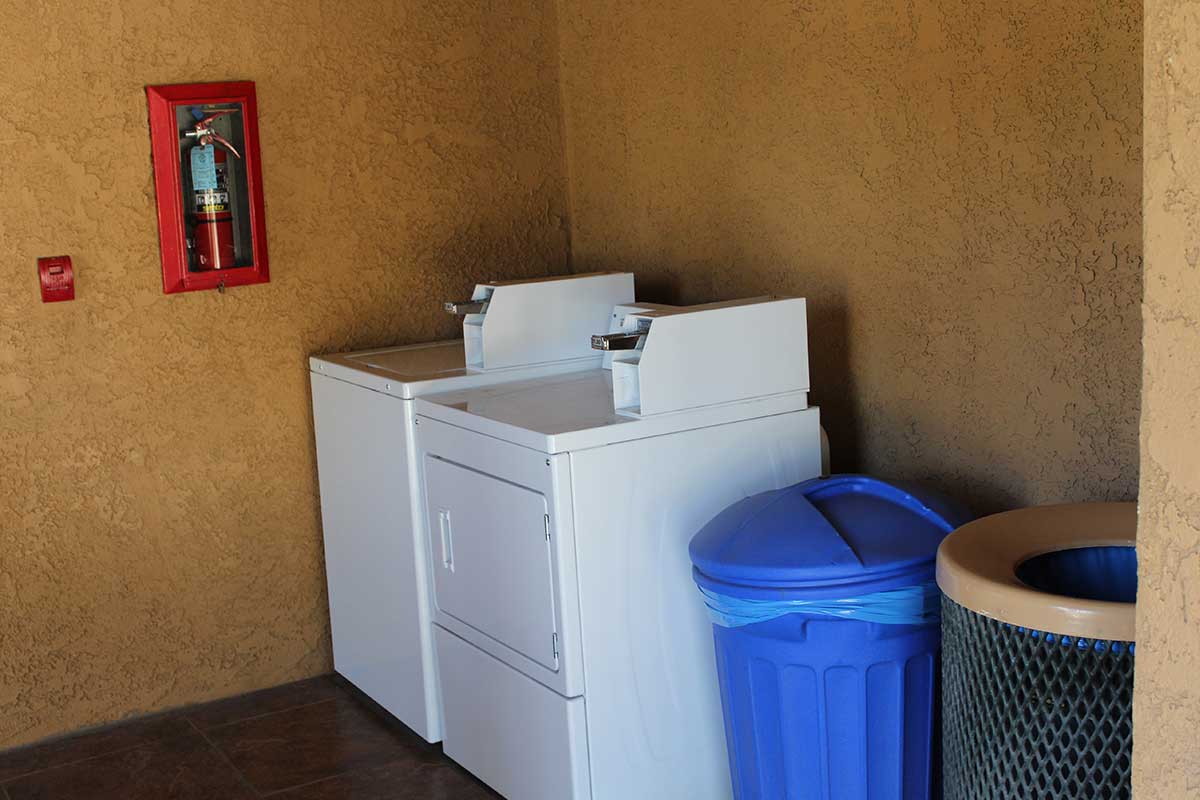 Cajon Pass Inn - Laundry room