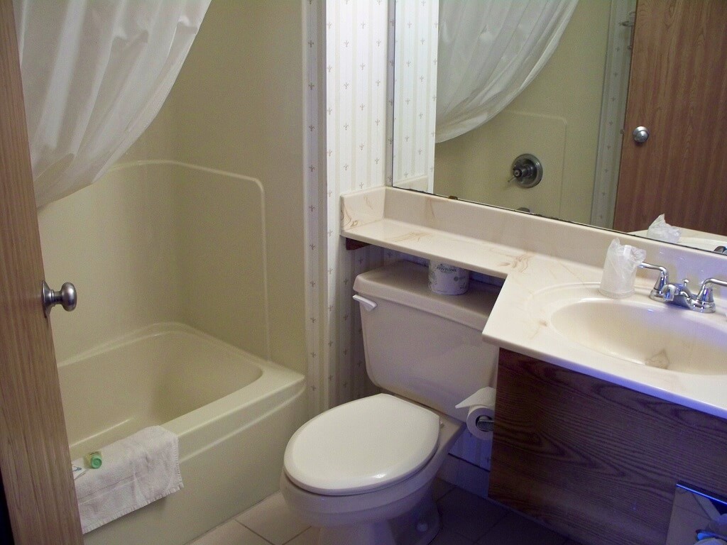 Country Inn Deerwood - Room Bathroom