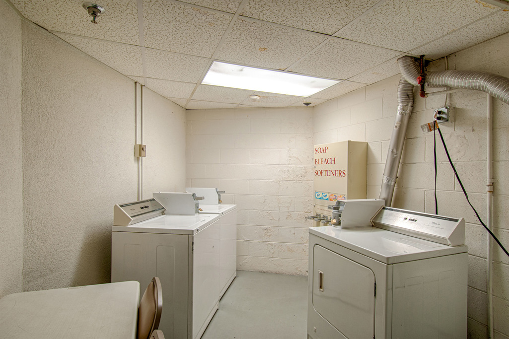 Park Tower Inn Pigeon Forge - Laundry Area