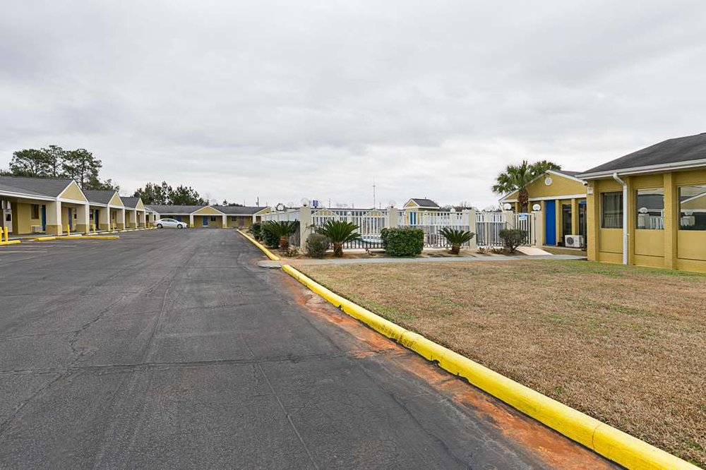 Rodeway Inn & Suites Enterprise - Exterior-3