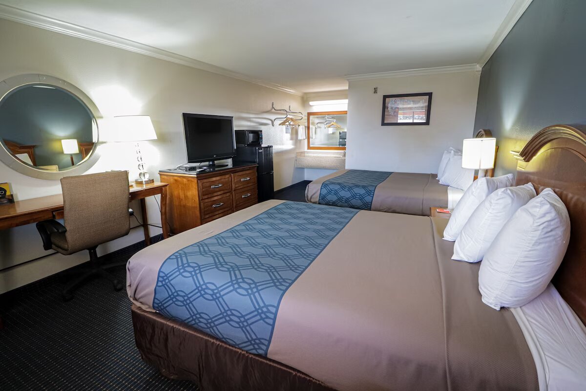 University Inn & Suites - Double Beds Room