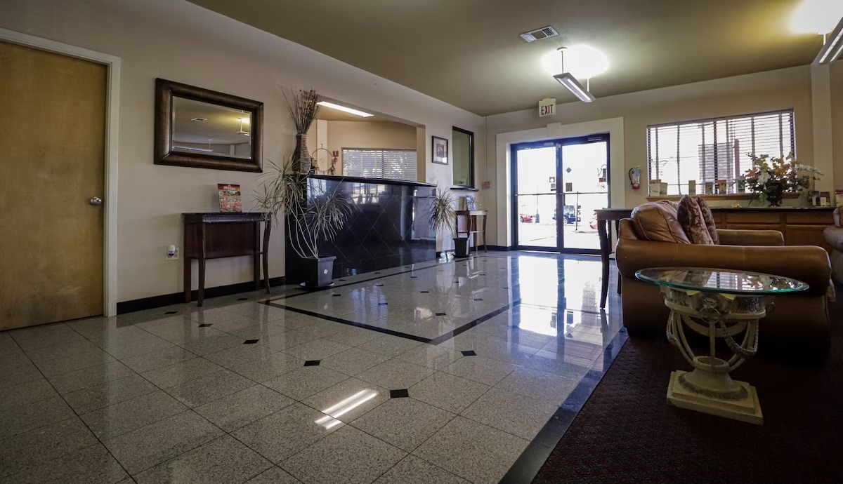 University Inn & Suites - Lobby-sitting-area