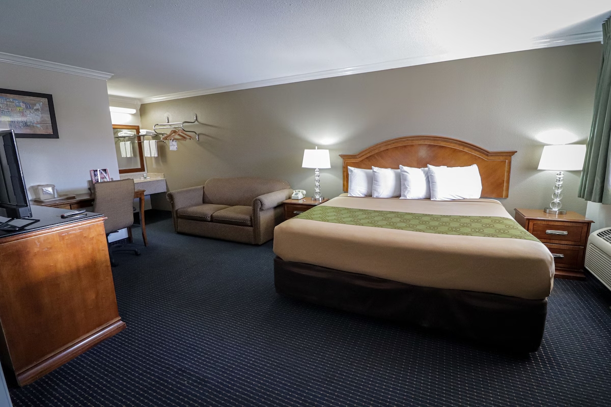 University Inn & Suites - Family Room