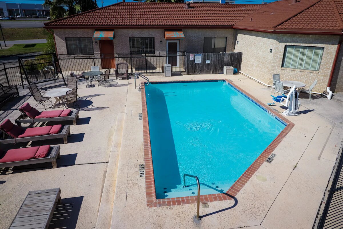 University Inn & Suites - Outdoor pool1