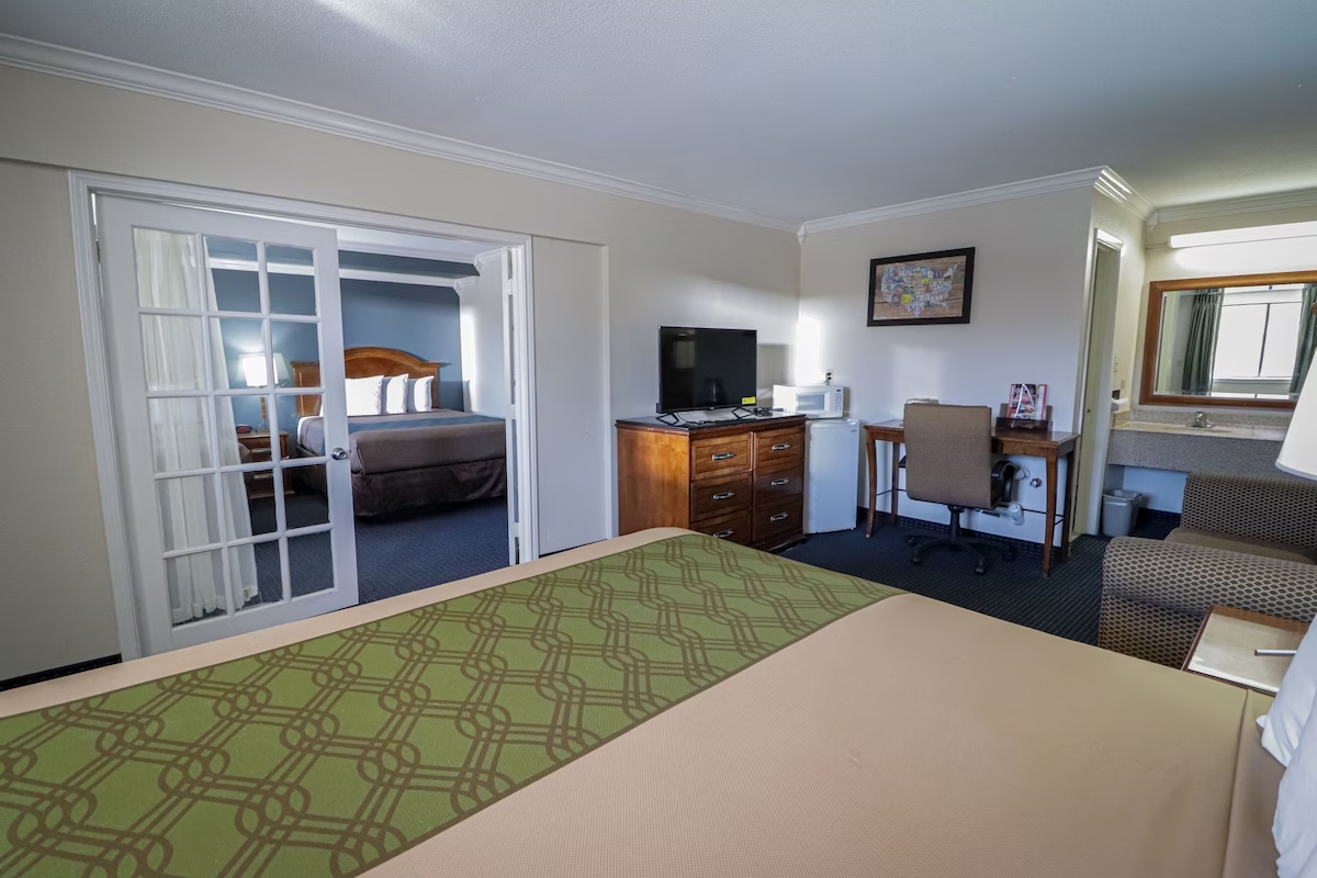 University Inn & Suites - Family Room1